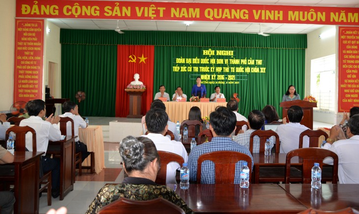 ประธานรัฐสภาเหงียนถิกิมเงินลงพื้นที่พบปะกับผู้มีสิทธิ์เลือกตั้ง - ảnh 1