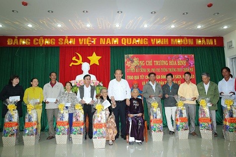 รองนายกรัฐมนตรีเจืองหว่าบิ่งห์ไปเยือนและมอบของขวัญตรุษเต๊ตในจังหวัดนิงถ่วน - ảnh 1