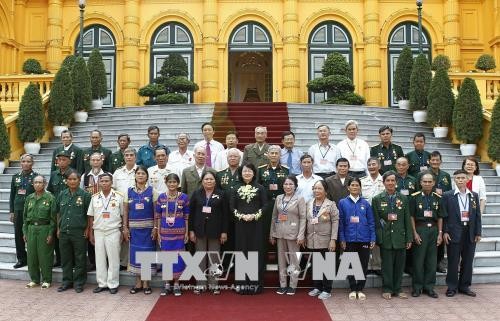 รองประธานประเทศดั๋งถิหงอกถิ่งให้การต้อนรับคณะผู้แทนที่บำเพ็ญประโยชน์ต่อชาติบ้านเมืองของจ.กอนตุม - ảnh 1