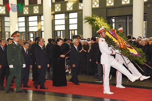 พิธีเคารพศพอดีตเลขาธิการใหญ่พรรคคอมมิวนิสต์เวียดนาม โด๋เหมื่อย - ảnh 11