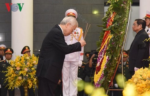 พิธีเคารพศพอดีตเลขาธิการใหญ่พรรคคอมมิวนิสต์เวียดนาม โด๋เหมื่อย - ảnh 6