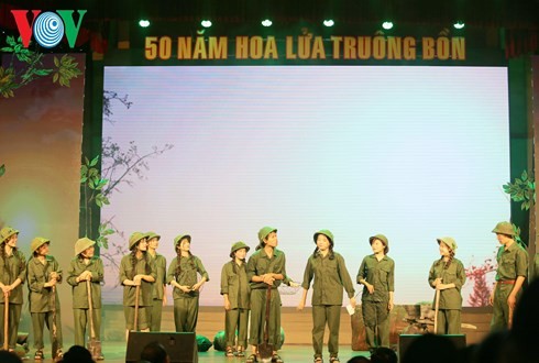 การแสดงศิลปะ ” 50 ปีชัยชนะจวงโบ่น” - ảnh 1