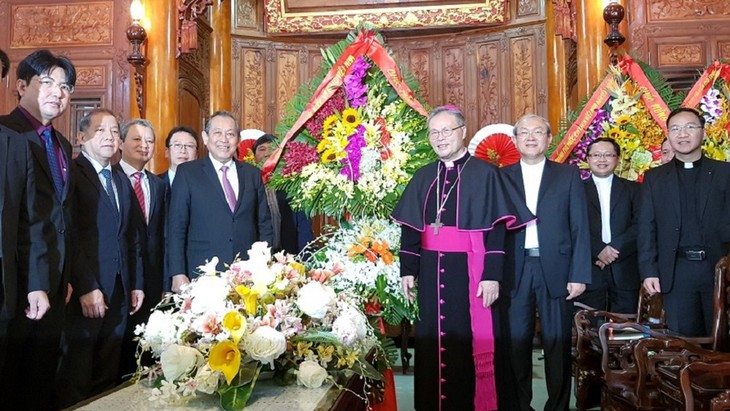 ผู้นำระดับสูงพรรค รัฐ รัฐบาล แนวร่วมปิตุภูมิเวียดนาม อวยพรชาวคริสต์เนื่องในโอกาสเทศกาลคริสต์มาส - ảnh 1