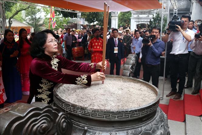 รองประธานประเทศดั๋งถิหงอกถิงจุดธูปแสดงความสำนึกถึงคุนูปการของสองวีรกษัตรีตระกูลตรึง - ảnh 1