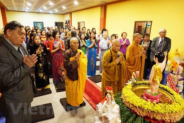 งานวิสาขบูชาคือสัญลักษณ์แห่งความสามัคคีของชมรมชาวเวียดนามที่อาศัยในประเทศสาธารณรัฐเช็ก - ảnh 1