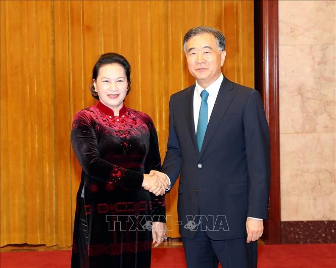 ประธานสภาแห่งชาติ เหงียนถิกิมเงินพบปะหารือกับประธานแนวร่วมปิตุภูมิจีน อวางย้างและไปชมศูนย์นิทรรศการจุงกวางชวน - ảnh 1