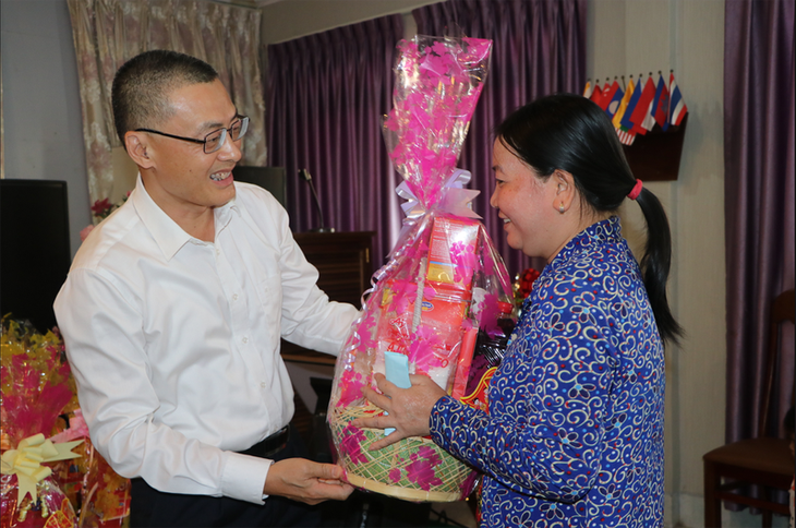 มอบของขวัญตรุษเต๊ดนับพันชุดให้แก่ชาวเวียดนามที่อาศัยในประเทศกัมพูชา - ảnh 1