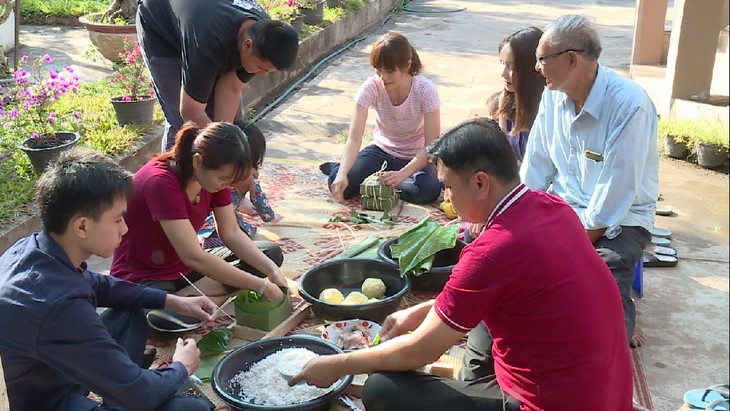 ชาวเวียดนามที่อาศัยในประเทศลาวต้อนรับตรุษเต๊ต  - ảnh 1