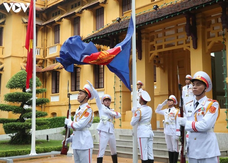 เวียดนามและอาเซียน ปรับปรุงสถานะเพื่อฟันฝ่าอุปสรรค - ảnh 1