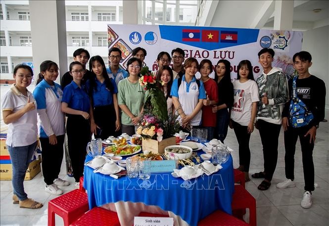 การพบปะสังสรรค์มิตรภาพระหว่างเยาวชนเวียดนาม – ลาว – กัมพูชาเนื่องในโอกาสปีใหม่โจลชนัมทไม - ảnh 1