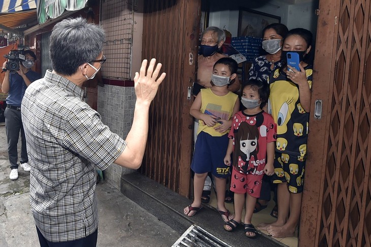 จัดเตรียมยารักษาให้เพียงพอและทำการตรวจรักษาผู้ติดเชื้อที่รักษาตัวที่บ้าน - ảnh 1