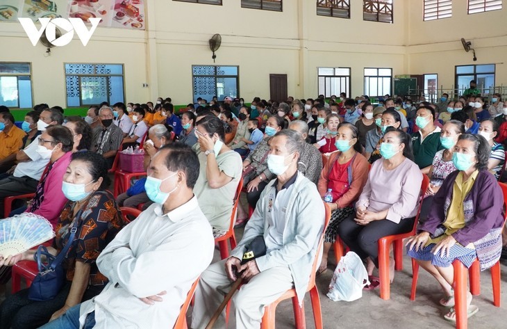 แพทย์เวียดนามให้บริการตรวจสุขภาพและแจกยาฟรีให้แก่ชาวเวียดนามที่อาศัยในประเทศลาวและประชาชนลาว - ảnh 3