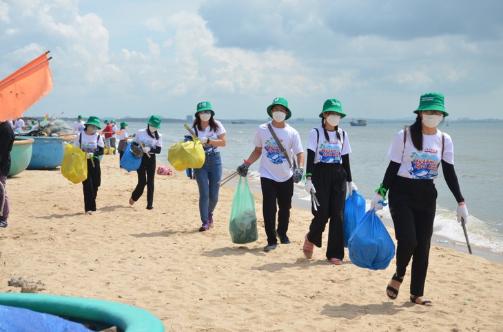 บริษัท ซี.พี.เวียดนาม คอร์ปอเรชั่น ร่วมจัดกิจกรรมเก็บขยะชายหาดทะเลในจังหวัดวุ่งเต่า - ảnh 2