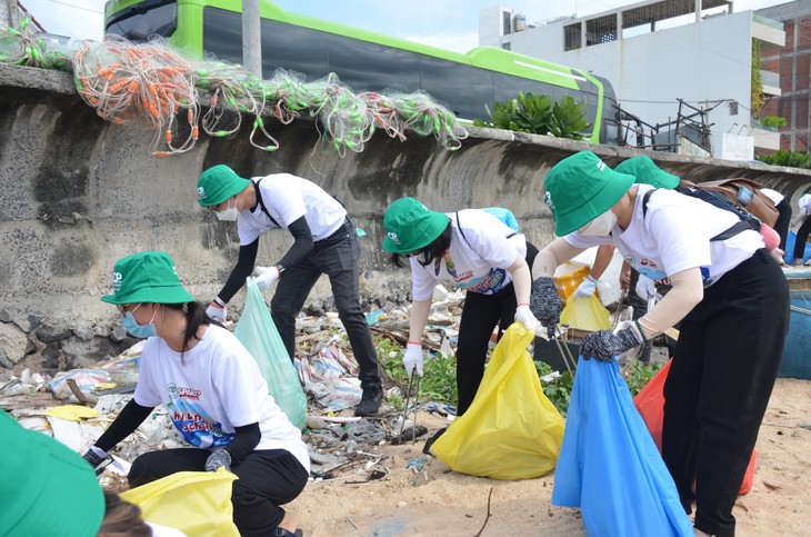 บริษัท ซี.พี.เวียดนาม คอร์ปอเรชั่น ร่วมจัดกิจกรรมเก็บขยะชายหาดทะเลในจังหวัดวุ่งเต่า - ảnh 3