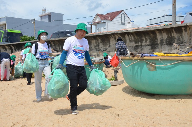 บริษัท ซี.พี.เวียดนาม คอร์ปอเรชั่น ร่วมจัดกิจกรรมเก็บขยะชายหาดทะเลในจังหวัดวุ่งเต่า - ảnh 4