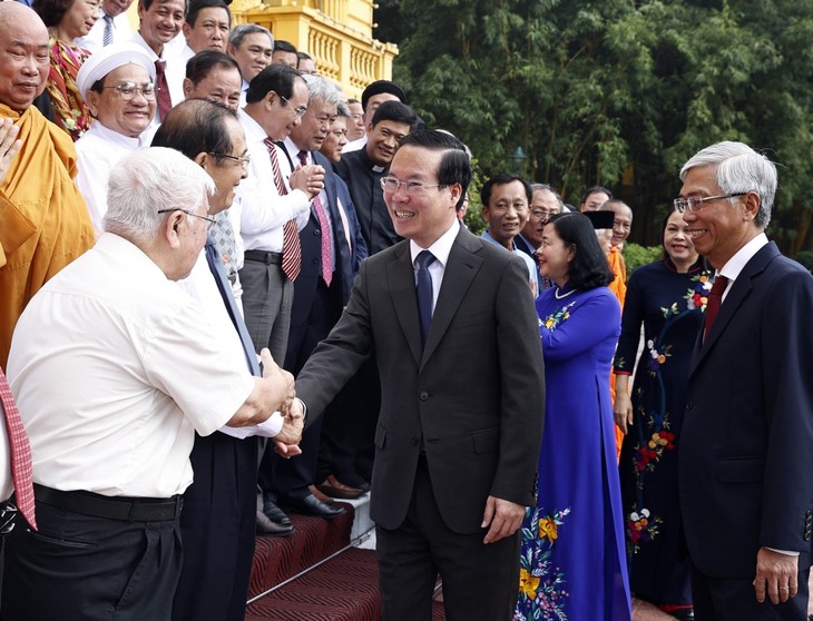 ประธานประเทศให้การต้อนรับคณะผู้ที่มีสมณศักดิ์ ปัญญาชน และบุคคลดีเด่นของนครโฮจิมินห์ - ảnh 1