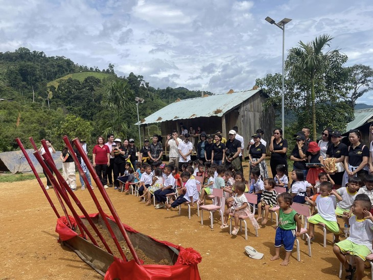 คุณครู เหงวียนเจิ่นหวิ กับการประสานความร่วมมือสร้างโรงเรียนใหม่ในเขตเขาจังหวัดกว๋างนาม - ảnh 2