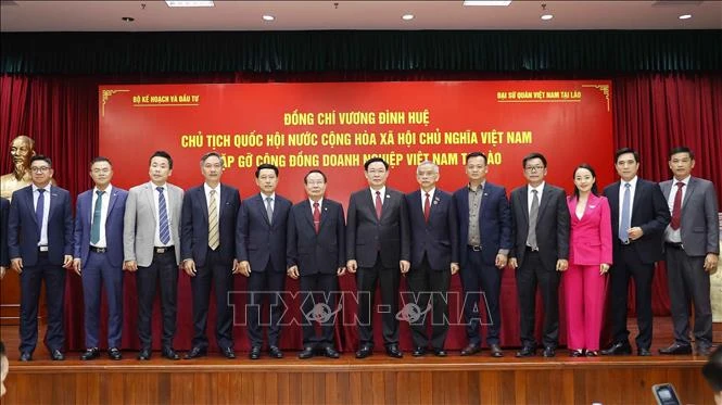 ประธานสภาแห่งชาติ เวืองดิ่งเหวะ พบปะกับตัวแทนชมรมสถานประกอบการและชาวเวียดนามที่อาศัยในประเทศลาว - ảnh 1