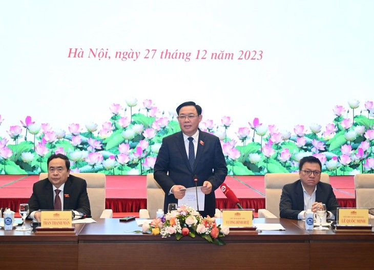 ประธานสภาแห่งชาติพบปะกับสื่อมวลชนเนื่องในโอกาสปีใหม่ 2024 - ảnh 1