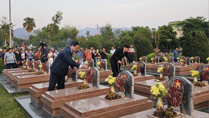 นายกรัฐมนตรีจุดธูปที่สุสานทหารพลีชีพ A1 ในจังหวัดเดียนเบียน - ảnh 1