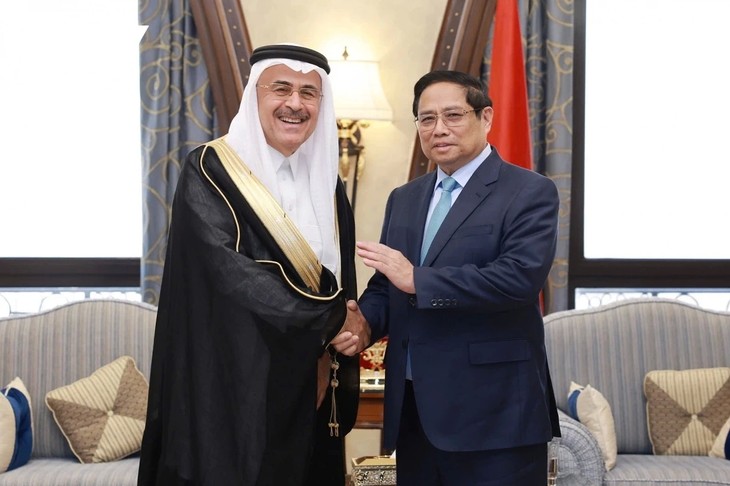 นายกรัฐมนตรี ฝ่ามมิงชิ้ง เสนอให้เครือบริษัท Saudi Aramco เข้ามาลงทุนในด้านการกลั่นน้ำมันในเวียดนาม - ảnh 1