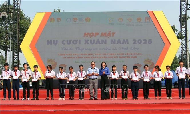 นำตรุษเต๊ตมาให้แก่ผู้ที่มีฐานะยากจน - ảnh 1