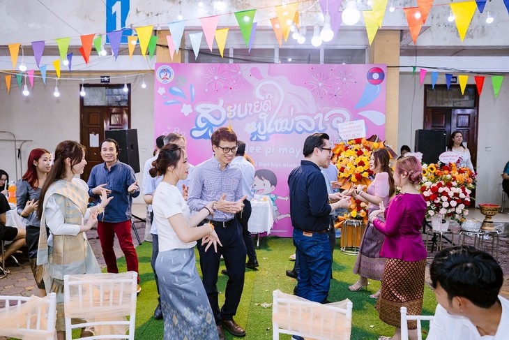 นักศึกษาลาวในเวียดนามมีส่วนร่วมอนุรักษ์และส่งเสริมวัฒนธรรมประเพณีบุญปีใหม่ลาว - ảnh 1