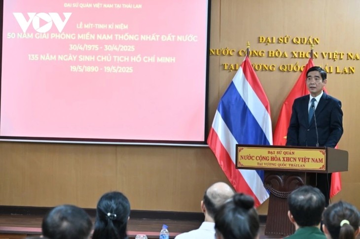 กิจกรรมรำลึกครบรอบ 50 ปีการปลดปล่อยภาคใต้ รวมประเทศเป็นเอกภาพและ 135 ปีวันคล้ายวันเกิดของประธานโฮจิมินห์ ณ ประเทศไทย - ảnh 1