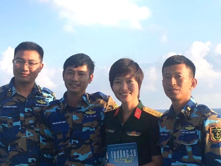 นักข่าวกับความรักต่อหมู่เกาะเจื่องซา - ảnh 4