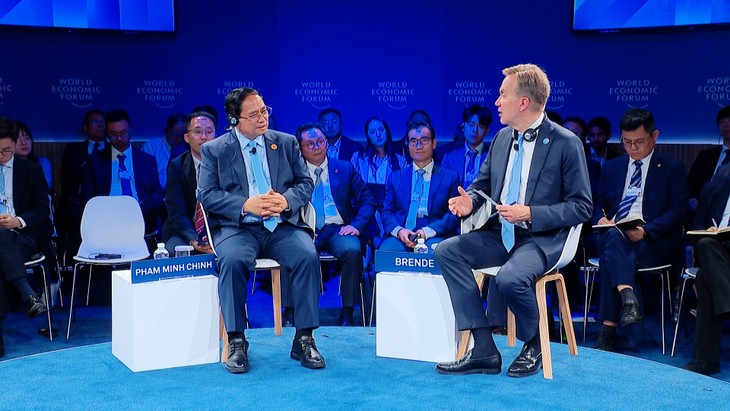 นายกรัฐมนตรีเวียดนามเข้าร่วมการสนทนานโยบาย ณ ฟอรั่ม WEF เทียนจิน - ảnh 1