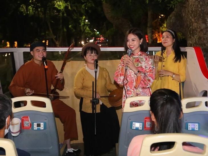 ฟังเพลงทำนอง “เสิม” บนรถบัส วิธีการผสานระหว่างดนตรีพื้นเมืองกับความร่วมสมัย - ảnh 2