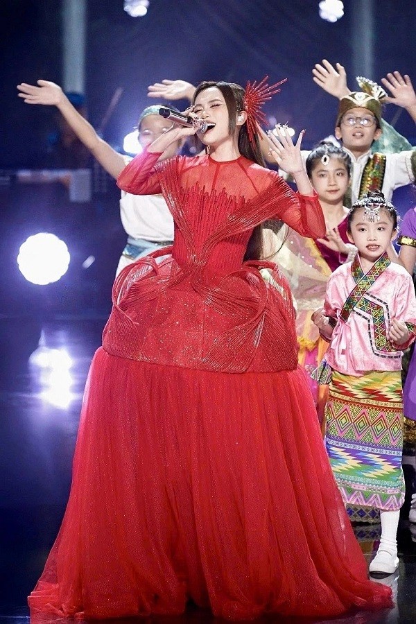 นักร้องดาวรุ่ง เฟืองหมีชีจากเวทีการแข่งขัน Sing Asia 2025 - ảnh 1