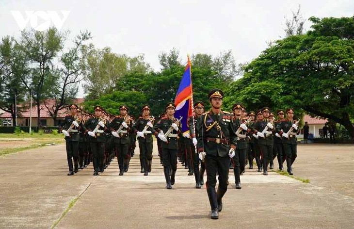 กองทัพประชาชนลาวพร้อมเข้าร่วมพิธีรำลึกครบรอบ 80 ปีวันชาติเวียดนาม - ảnh 1