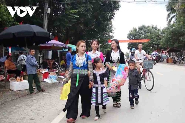 ชาวบ้านในเขตเขาจังหวัดลายโจวร่วมเฉลิมฉลองวันชาติ - ảnh 2