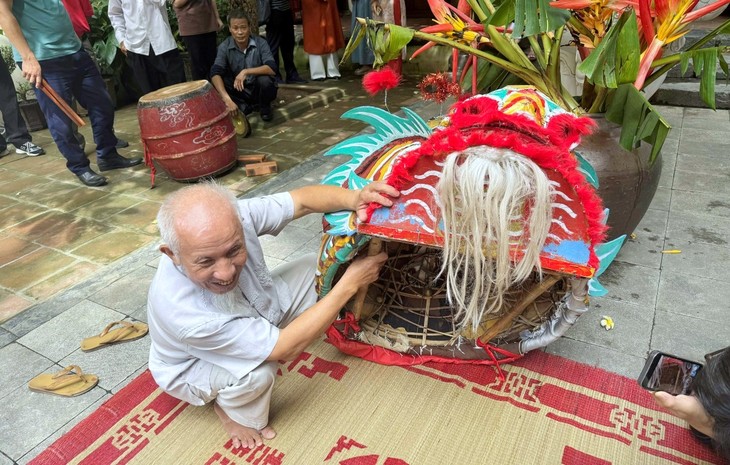 นาย แกนวินเวือง – ชาวเวียดนามโพ้นทะเลที่มุ่งมั่นตั้งใจฟื้นฟูการทำหัวสิงโตโบราณ - ảnh 3