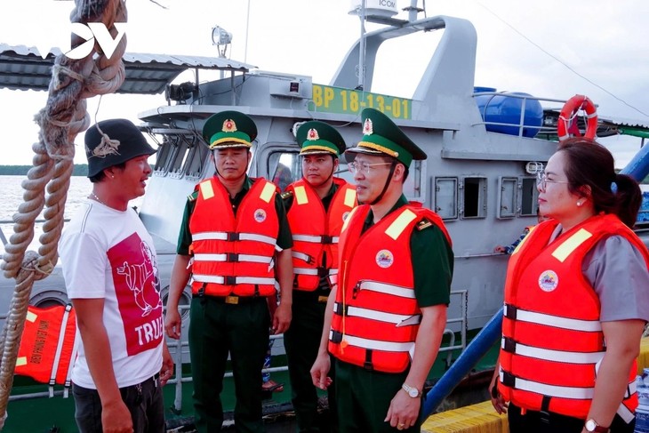 กองทัพเวียดนามร่วมแก้ไขปัญหา IUU รักษาอธิปไตยและพัฒนาอาชีพประมงเวียดนามอย่างยั่งยืน - ảnh 9