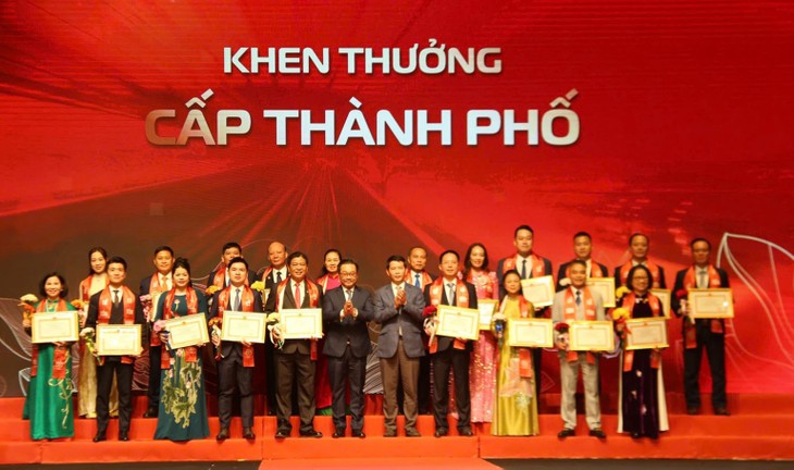 กรุงฮานอยยกย่องสดุดีนักธุรกิจและสถานประกอบการทังลองจำนวน 118 รายประจำปี 2025 - ảnh 1