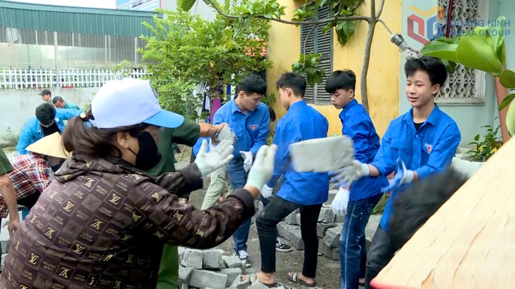 ประชาชนในแขวงดงมาย จังหวัดกว๋างนิงห์สนับสนุนการขยายถนนเพื่อตัวเมืองที่ทันสมัย - ảnh 2