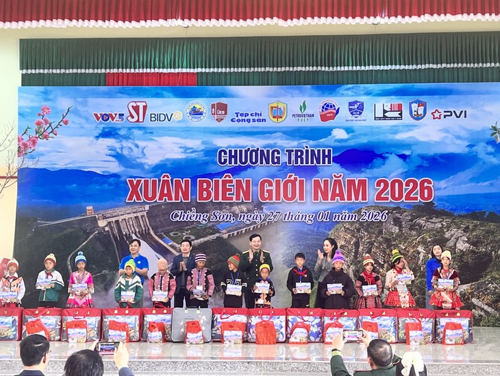 นำตรุษเต๊ตมาสู่ประชาชนที่ยากจนในจังหวัดเขตเขาเซินลา - ảnh 1