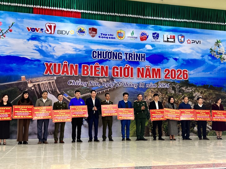 นำตรุษเต๊ตมาสู่ประชาชนที่ยากจนในจังหวัดเขตเขาเซินลา - ảnh 2