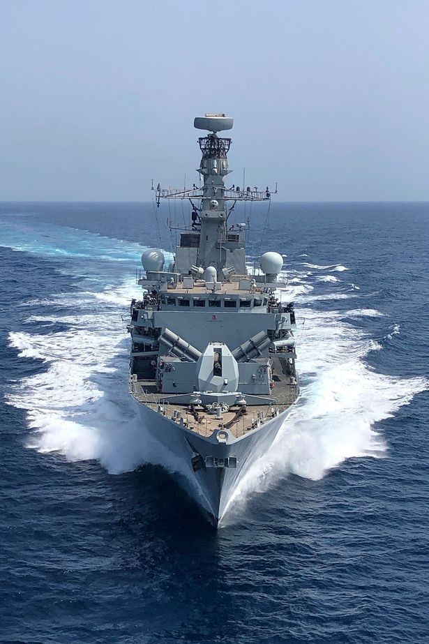 UK Navy to resume escorting of UK-flagged vessels through Hormuz strait - ảnh 1