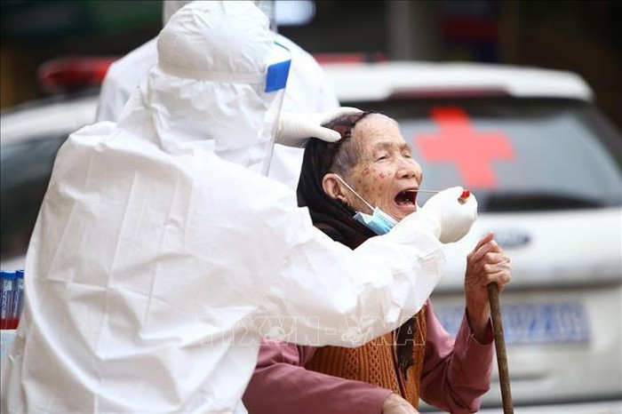 Vietnam finds success in “low-cost” pandemic strategy: French online newspaper - ảnh 1