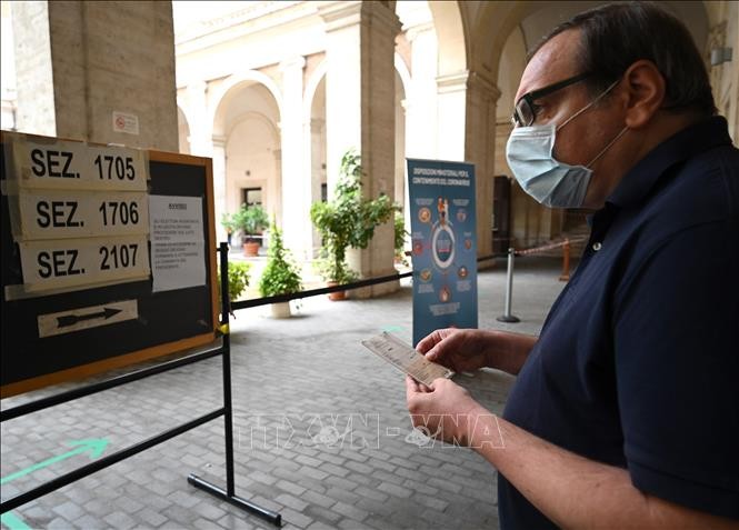 Italians vote on constitutional reform - ảnh 1