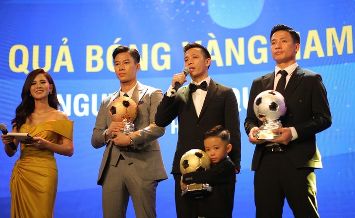 Van Quyet wins Golden Ball Award 2020 - ảnh 1