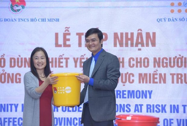 UNPFA presents aid to senior citizens in flood-hit central provinces  - ảnh 1