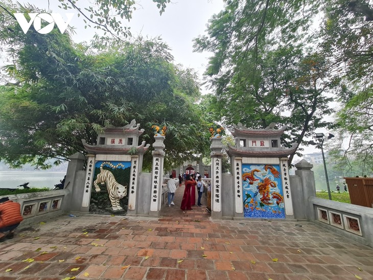 Temples, pagodas in Hanoi close during the COVID-19 pandemic - ảnh 10