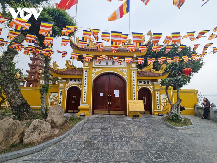 Temples, pagodas in Hanoi close during the COVID-19 pandemic - ảnh 13