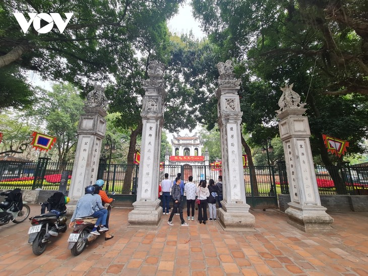 Temples, pagodas in Hanoi close during the COVID-19 pandemic - ảnh 6