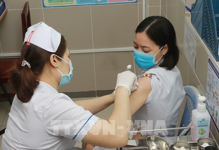 35,000 Vietnamese vaccinated for COVID-19 - ảnh 1