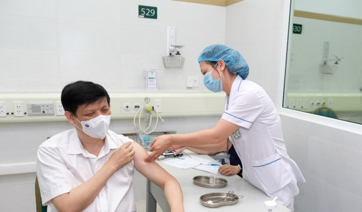 Health Minister gets AstraZeneca COVID-19 vaccine shot - ảnh 1